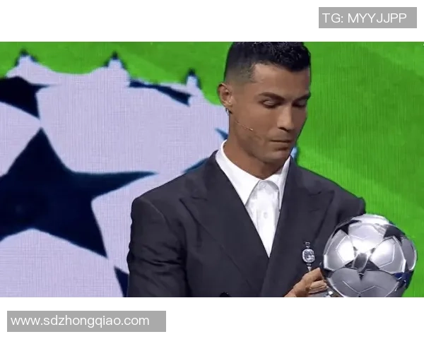 球迷疯狂冲进场内抢夺C罗球衣引发热议的欧冠奇葩事件