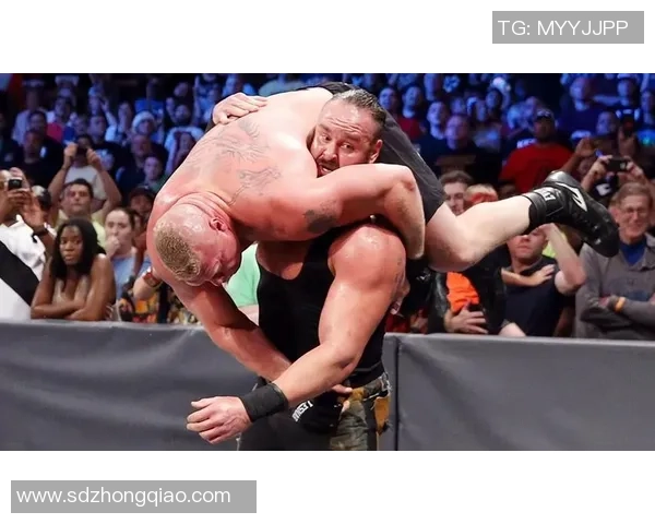 高波与斯特劳曼的巅峰对决谁能在WWE赛场上笑到最后